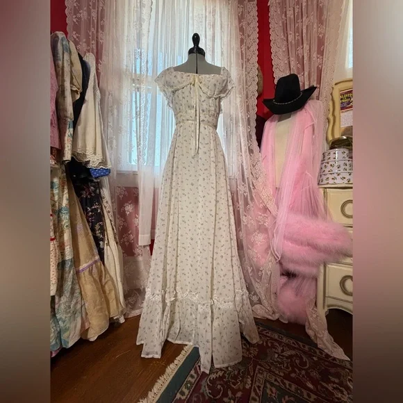 Vintage White Floral Maxi Off Shoulder Maxi Dress - Picture 1 of 3